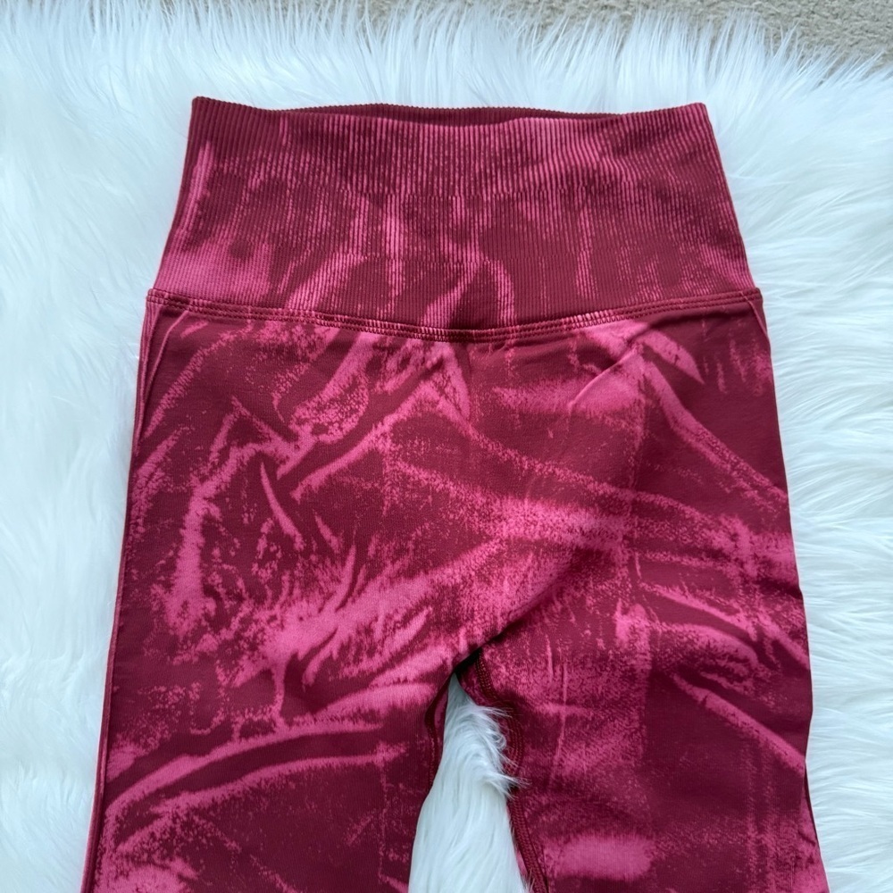 Lululemon Ebb to Street 25 Chianti New Year’s Leggings 2 - Picture 2 of 3